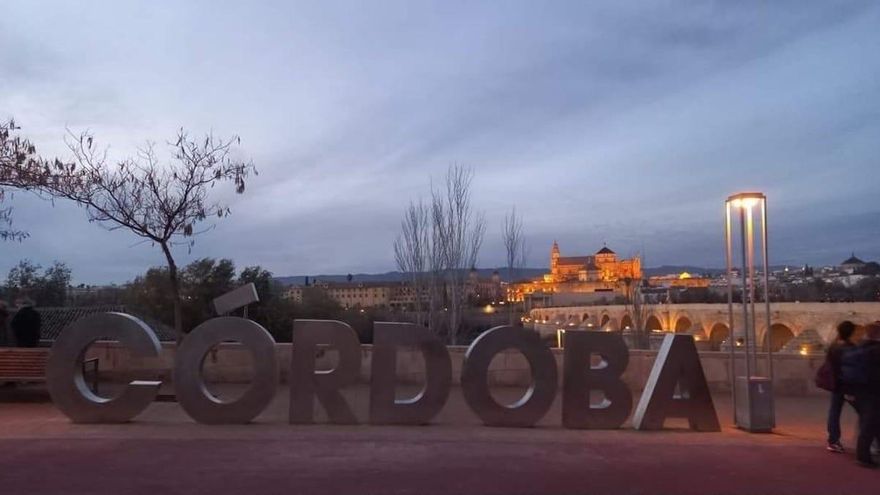 Las letras del 'photocall' se cayeron al no estar preparadas para asumir el peso de las personas
