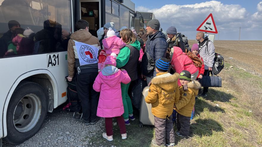En la foto, refugiados montando en Beren uno de los siete autobuses de Cruz Roja para partir a Zaporiya el 6 de abril. EFE/Cruz Roja