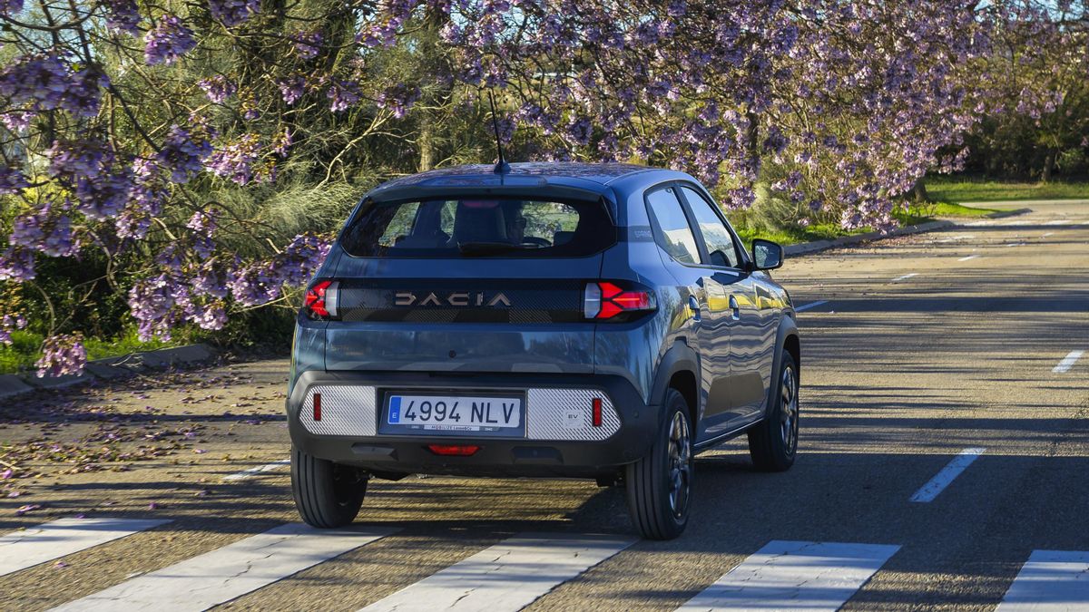 Vista trasera del pequeño eléctrico de Dacia.