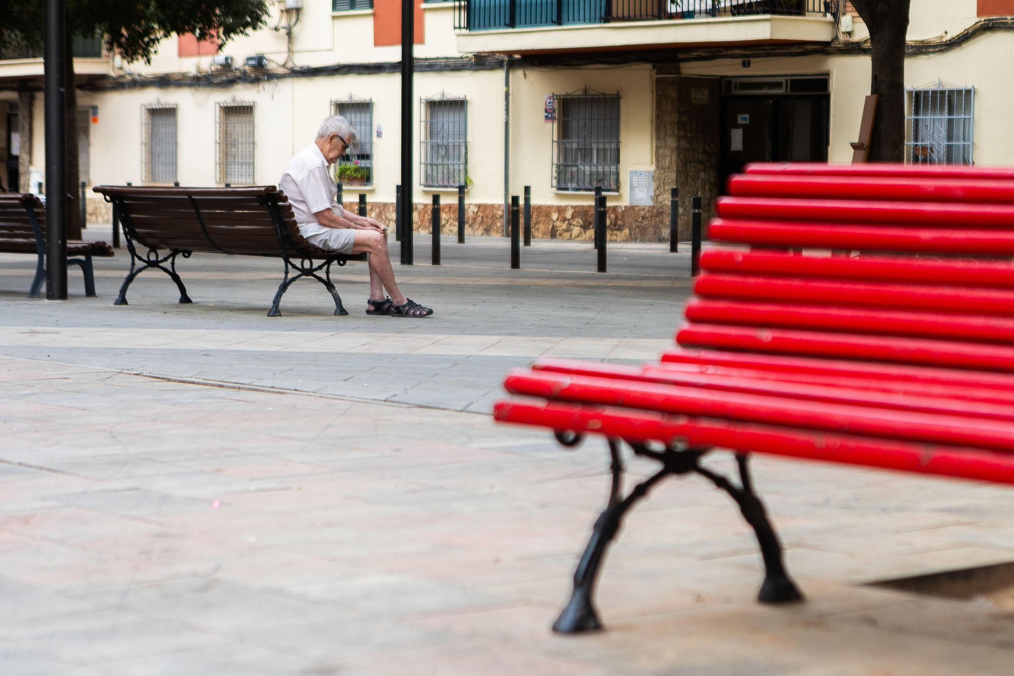 La imagen de un vecino solo en la plaza de Son Cladera resume el vacío que, lamentan sus antiguos usuarios, ha dejado el cierre del casal La Cala