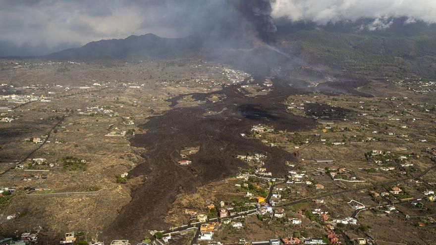El volcán de La Palma deja colas de lava y en algunos puntos llega a los 12 metros de altura