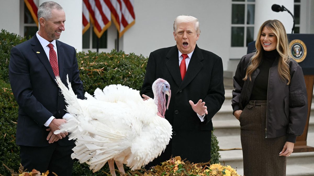 Donald Trump indulta a Gobble, uno de los pavos de Acción de Gracias, durante la ceremonia de indulto de pavos de la Casa Blanca.