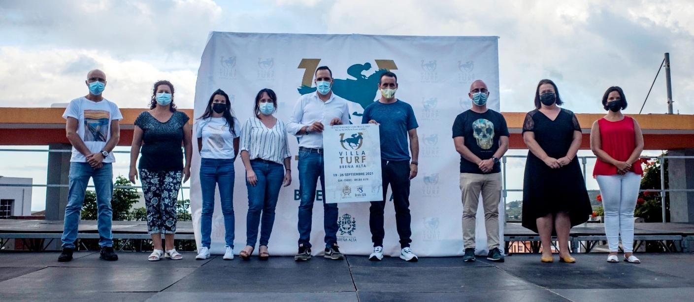 Miembros del grupo de Gobierno junto al alcalde, Jonathan Felipe, y el organizador de la prueba ecuestre, Carlos Linch..