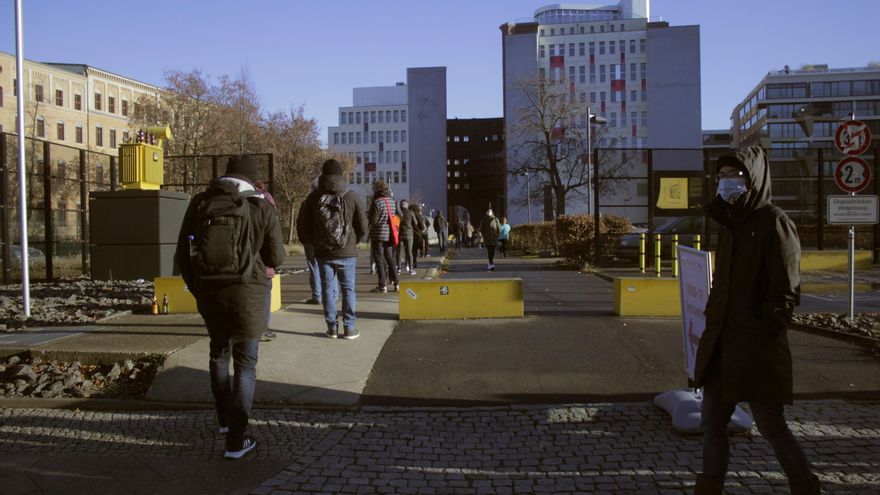 Varias personas hacen cola en Berlín para realizarse el test PCR necesario para viajar. EFE/María Alonso Martos/Archivo