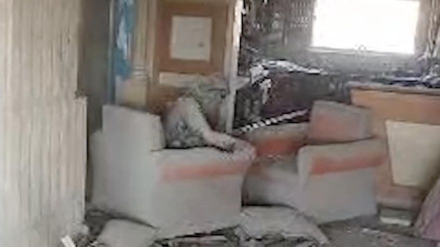 Un video del Ejército de Israel muestra los últimos momentos de Yahya Sinwar, lanzando un palo contra el dron que lo filmaba