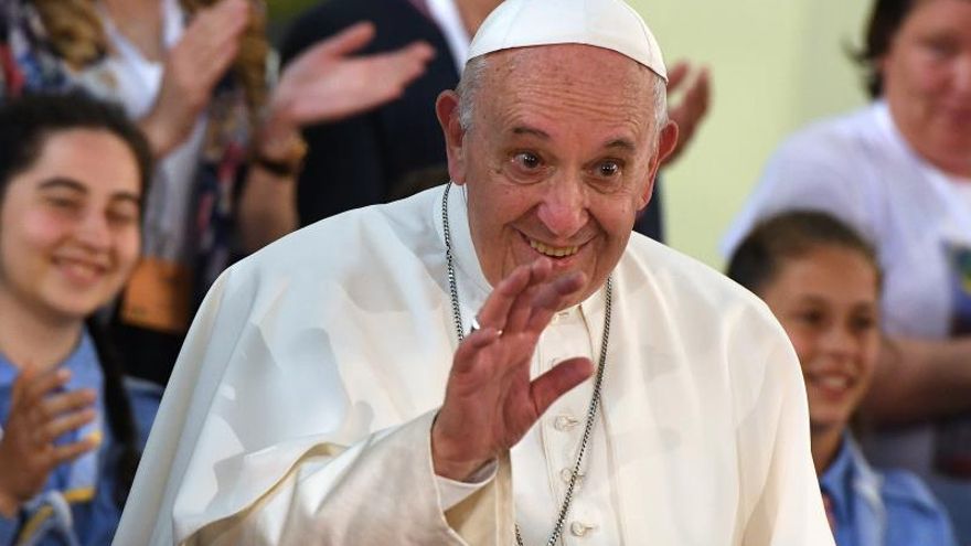 El papa dijo en Bulgaria que para amar a alguien no sirve pedir "el currículum"