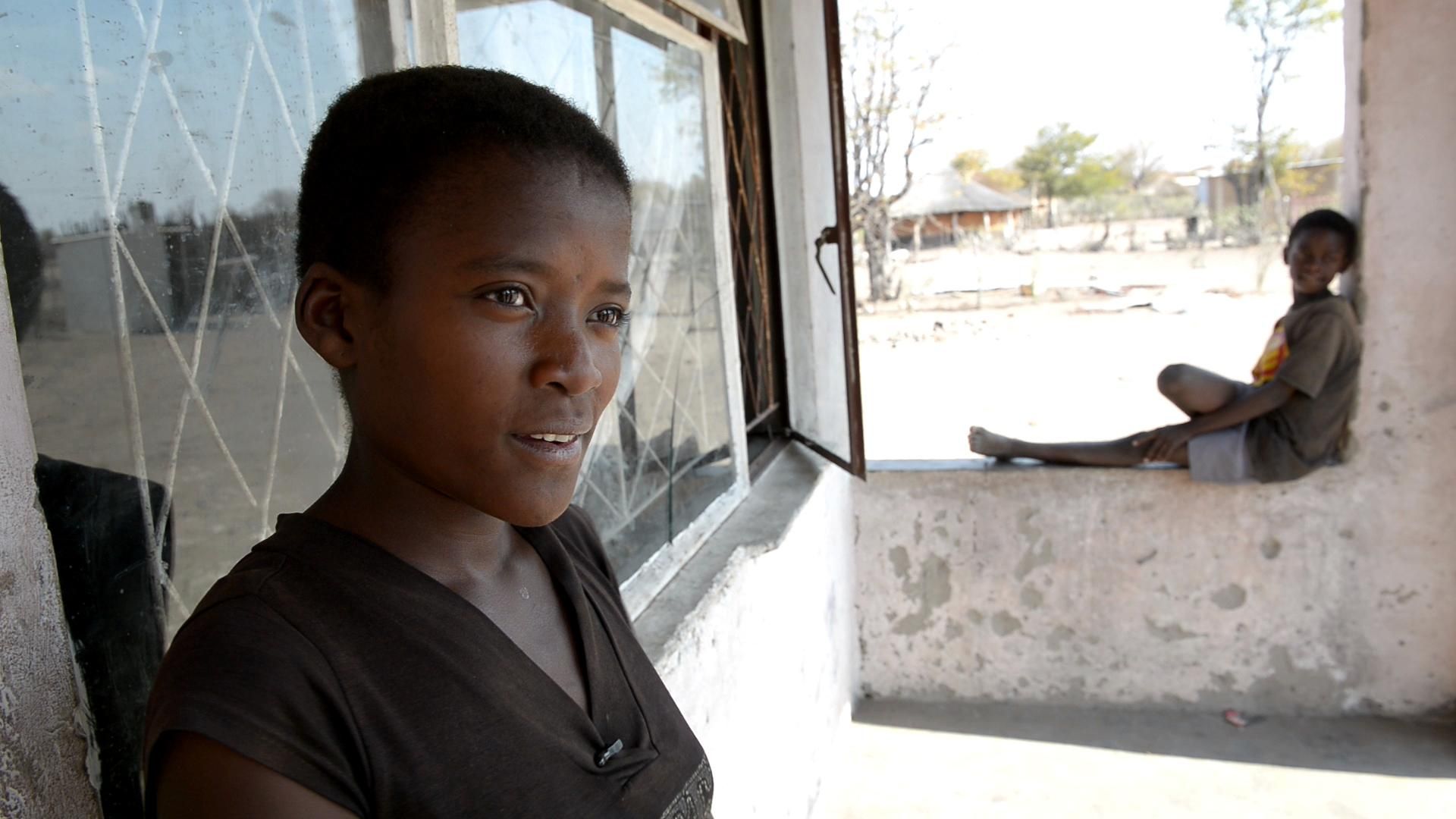 Jessica tiene 18 años y vive en Tsholotsho con sus cuatro hermanos, a los que cuida desde que su madre murió a consecuencia del VIH y su padre se fue a trabajar a Sudáfrica. Jessica también es portadora del VIH del que se contagió de su madre durante el embarazo aunque esto no le ha impedido poder luchar por una vida normal ““Para mi es fácil seguir con el tratamiento: cada mañana tomo una pastilla y antes de irme dormir tomo otra. Mi vida es normal, ya no tengo miedo”. Fotografía: Pedro Ballesteros