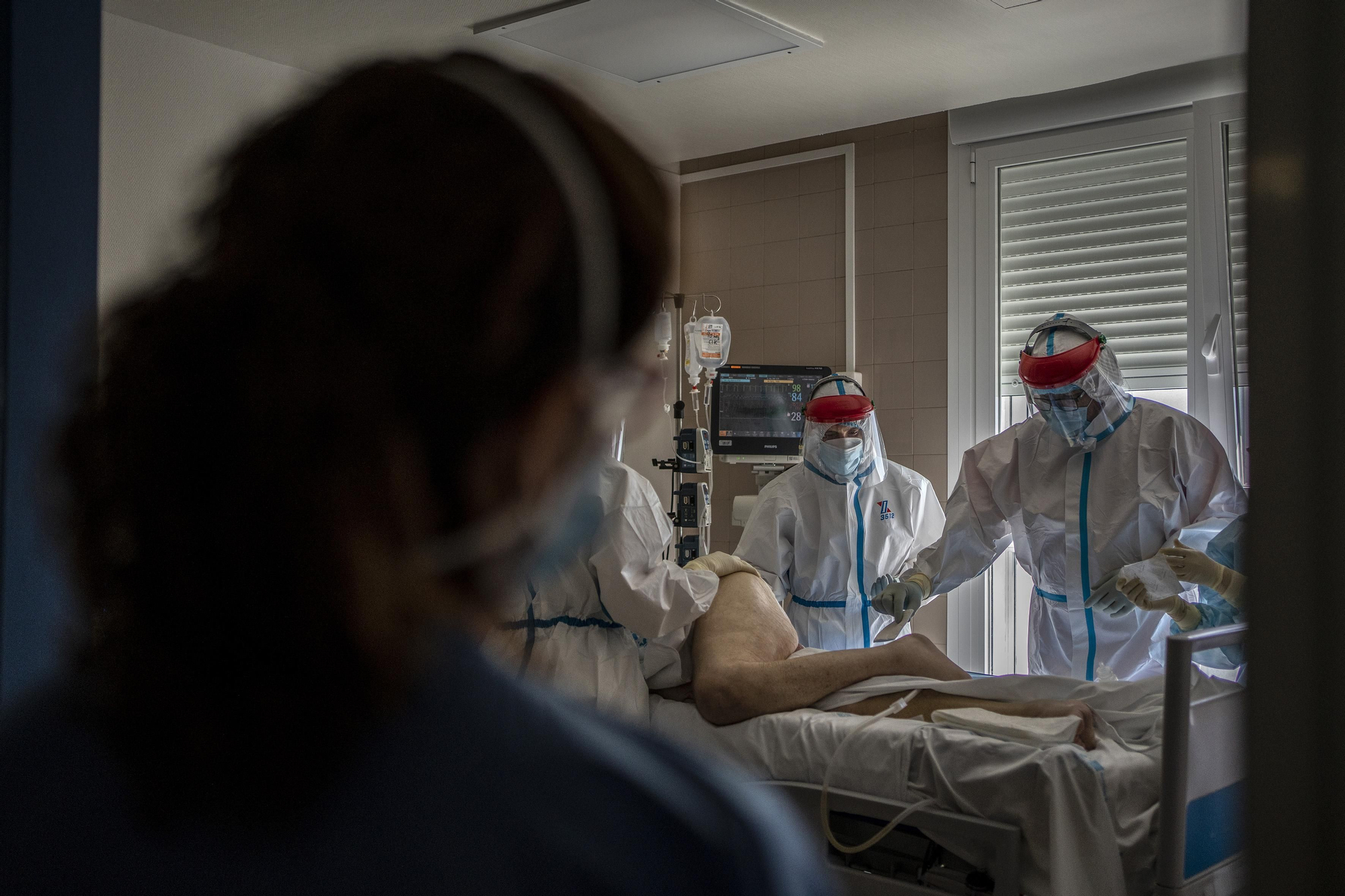 Íñigo, cirujano del hospital, trata junto a su equipo a un hombre que lleva semanas ingresado en la UCI por COVID-19. El estar tanto tiempo postrado le ha provocado una herida grave que necesita ser tratada.