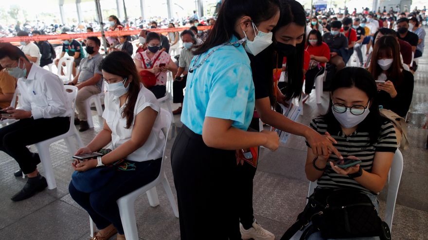 Tailandia comienza a inocular dosis de refuerzo a los vacunados con Sinovac. EFE/EPA/RUNGROJ YONGRIT