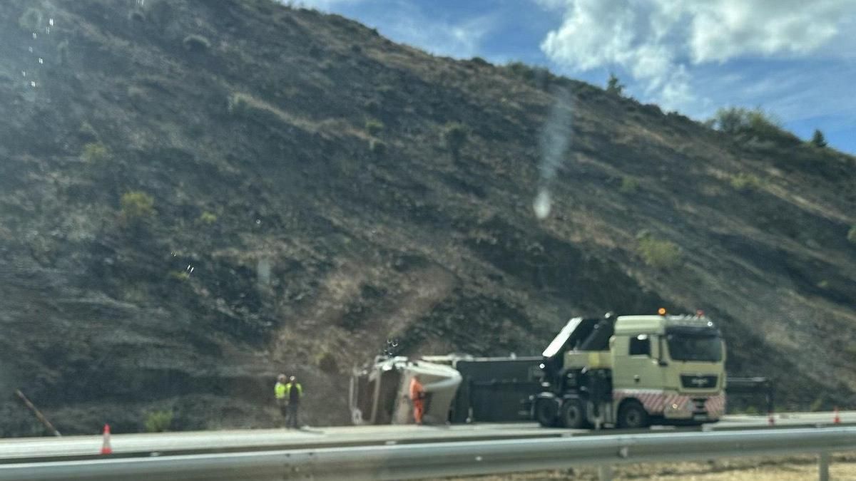 Un accidente múltiple entre un camión y tres turismos, uno de ellos averiado, en la A-6 a la altura de Villagatón.