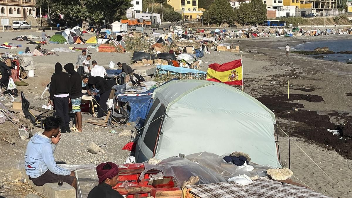 Situación en la playa de El Trampolín de Ceuta este viernes tras los incidentes registrados en el día de ayer. EFE/ Reduan