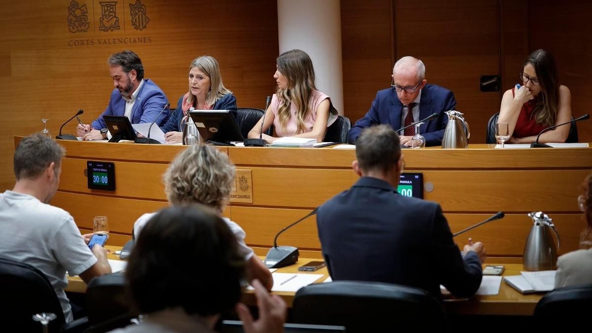 Ortí presume de un presupuesto récord en Educación de 7.749 millones entre las denuncias de veto de sindicatos y familias