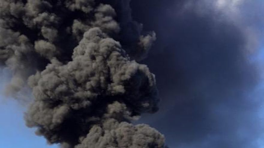 Carlos S. Campillo/Ical. Incendio en la Planta de Reciclaje de Neumáticos de Ardoncino