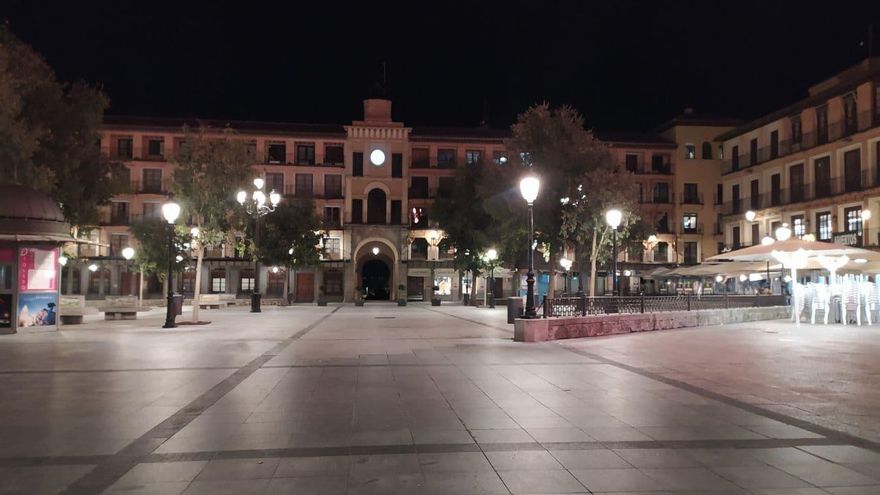 La plaza de Zocodover en Toledo, durante el toque de queda