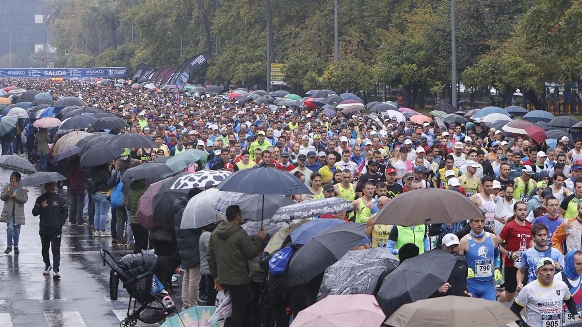 La salida de la Media Maratón de Córdoba bajo la lluvia, en imágenes
