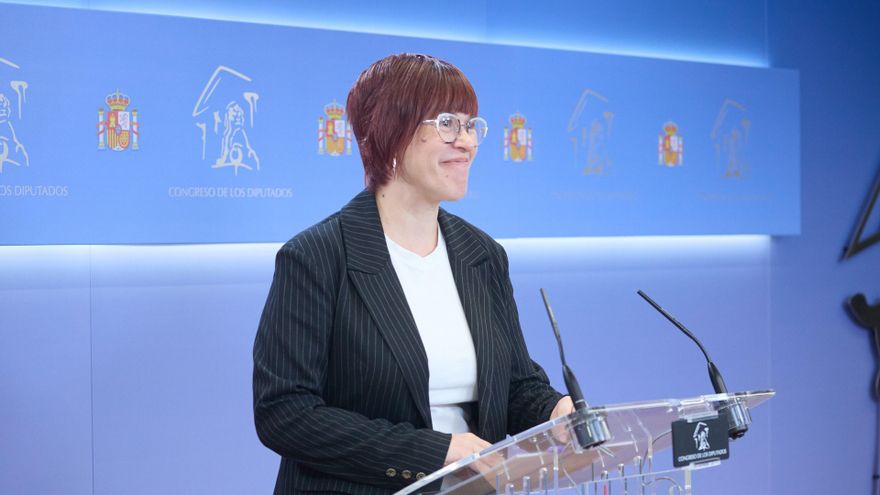 La portavoz de Compromis en el Congreso, Águeda Micó, durante una rueda de prensa anterior a la Junta de Portavoces, en el Congreso de los Diputados, a 6 de mayo de 2025, en Madrid (España).