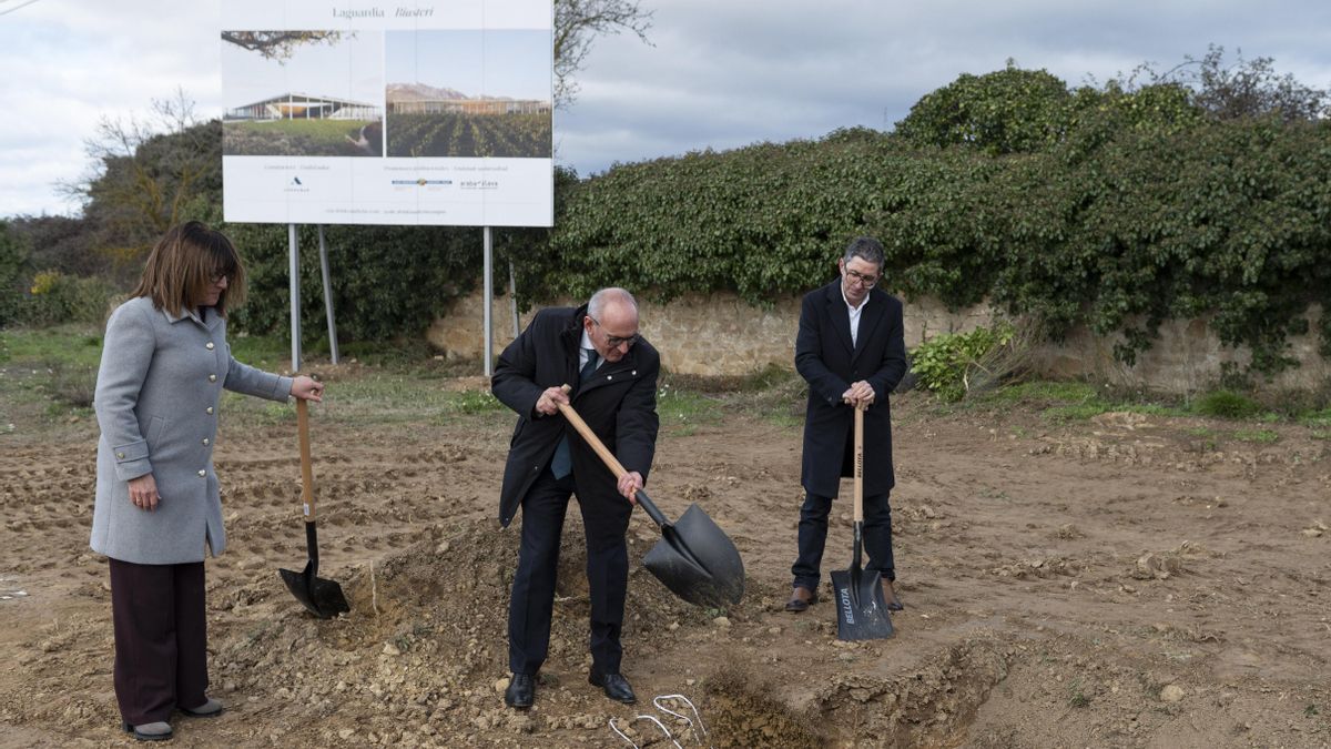 La consejera Amaia Barredo, Ramiro González y Joxe Mari Aizega, entierran la primera piedra.