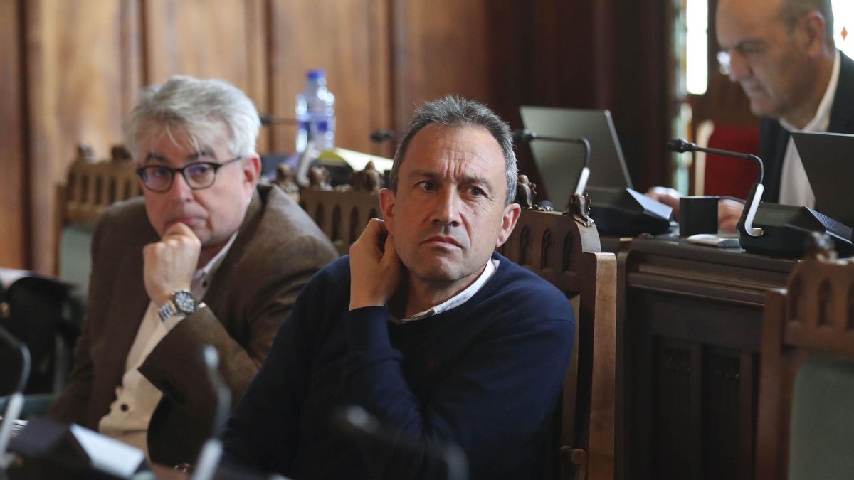 Ovidio Zapico, a la derecha, e Ignacio Ruiz Latierro han comparecido, este martes, en la Junta General del Principado.