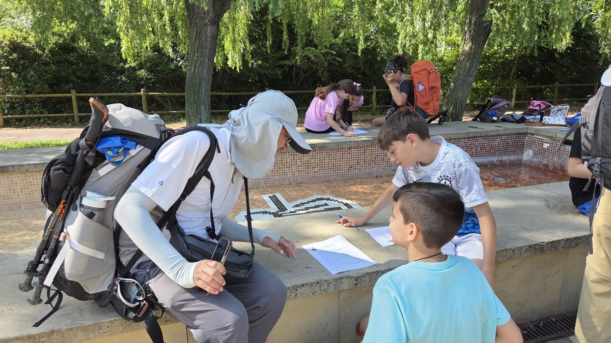 Alumnado del CEIP Varia reciben a peregrinos en inglés en Logroño