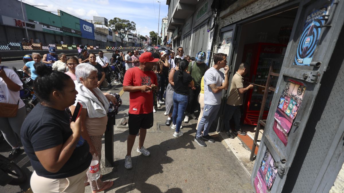 Pocas celebraciones y muchas colas en los supermercados en Caracas:  "Si querían la paz, esta no es la forma"