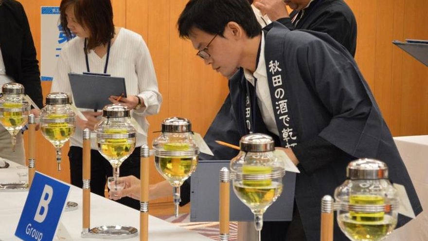 El sake afronta la caída del consumo con nuevos sabores y mirando al exterior