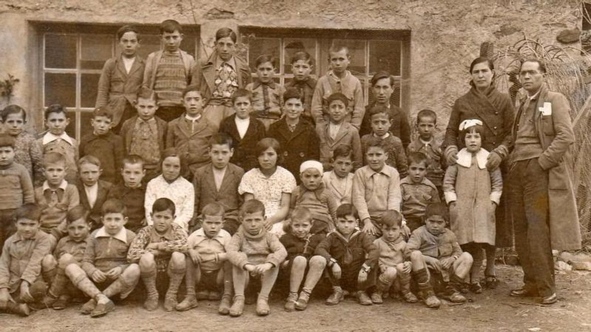 El maestro Agustín Alonso Jambrina y parte de sus alumnos antes del golpe de estado franquista de 1936, cuando fue asesinado.