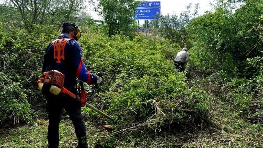 La calzada romana está cortada por la autovía A-6. / David Gustavo López