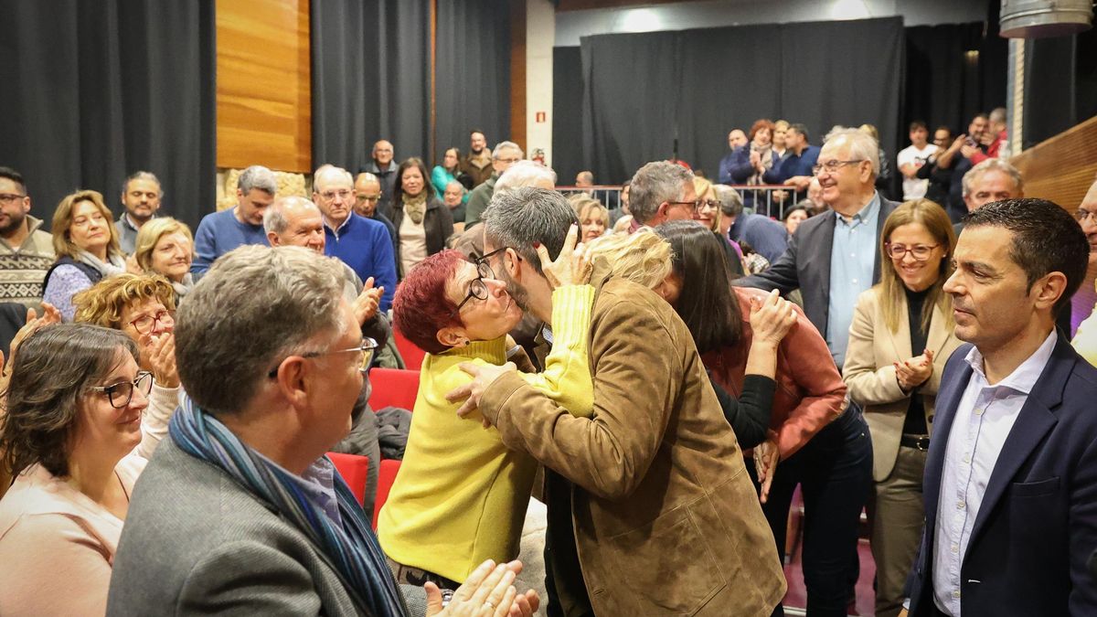 Begoña García Retegui saluda a Francisco Lucas en la campaña de primarias para liderar el PSRM en la Región de Murcia