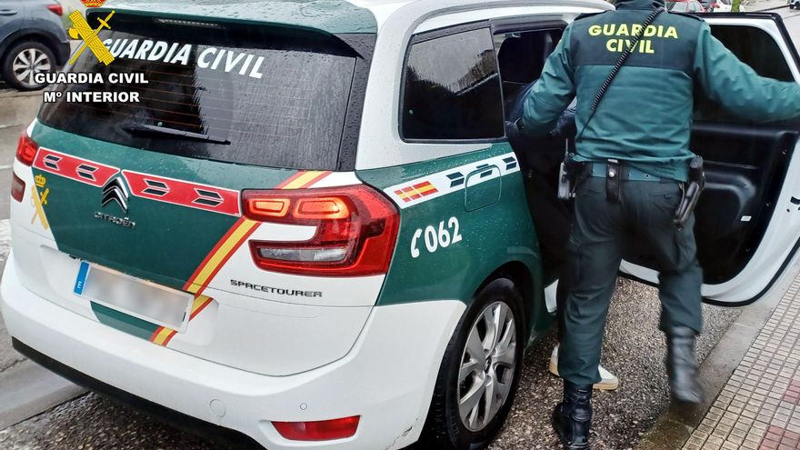Agentes de la Guardia Civil trasladan al detenido al centro penitenciario de Basauri.