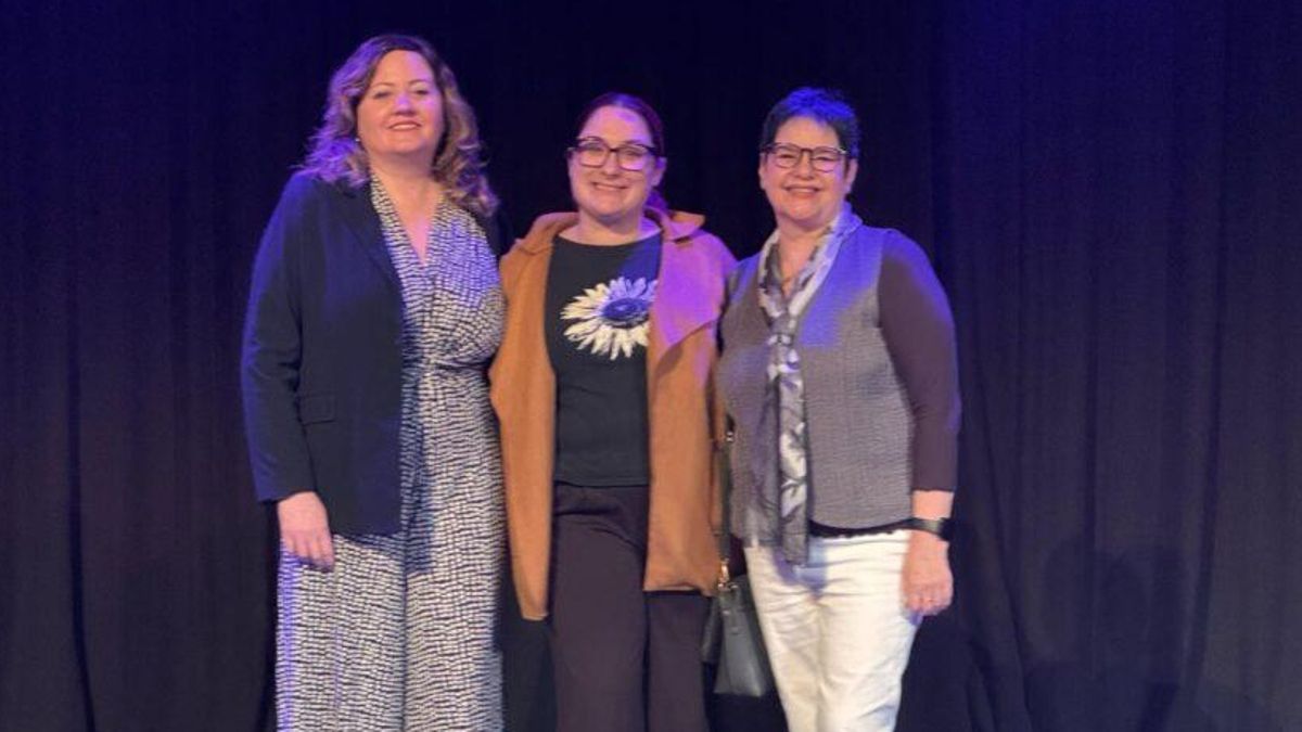 La ponente con la concejala de Igualdad y la coordinadora de BullasMental