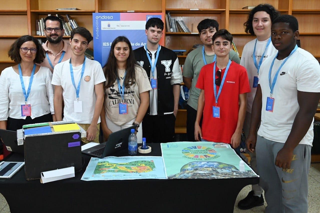 Varios alumnos canarios preparan su proyecto momentos antes de iniciarse el Festival de la pasada edición.