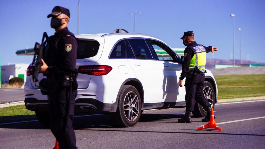 Agentes del cuerpo de Policía Nacional realizan un control en una autovía durante un cierre perimetral. EFE/Jorge Zapata/Archivo