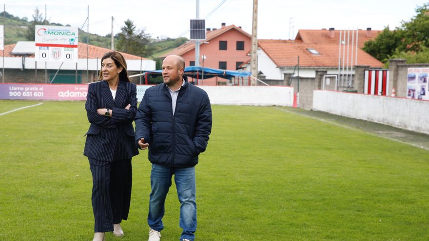 Archivo - Imagen de archivo.- La presidenta de Cantabria, María José Sáenz de Buruaga, y el alcalde de Bárcena de Pie de Concha, Agustín Mantecón, en el campo de fútbol del municipio