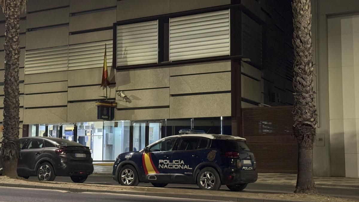 Dotaciones policiales frente a la comisaría de Don Benito (Badajoz).
