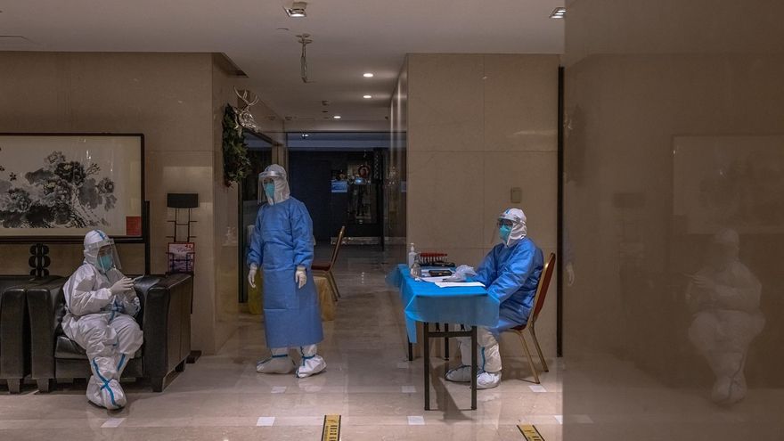 Trabajadores de la salud con equipo protector esperan en un hotel, dentro de la 'burbuja' de los Juegos Olímpicos Covid-19, en Pekín, China, la ciudad anfitriona de los Juegos Olímpicos de Invierno de 2022, tras detectar su primer caso transmitido localmente de la variante Omicron COVID-19 .
