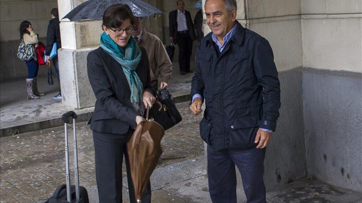 El empresario Eusebio Gaviño, junto a su abogada.