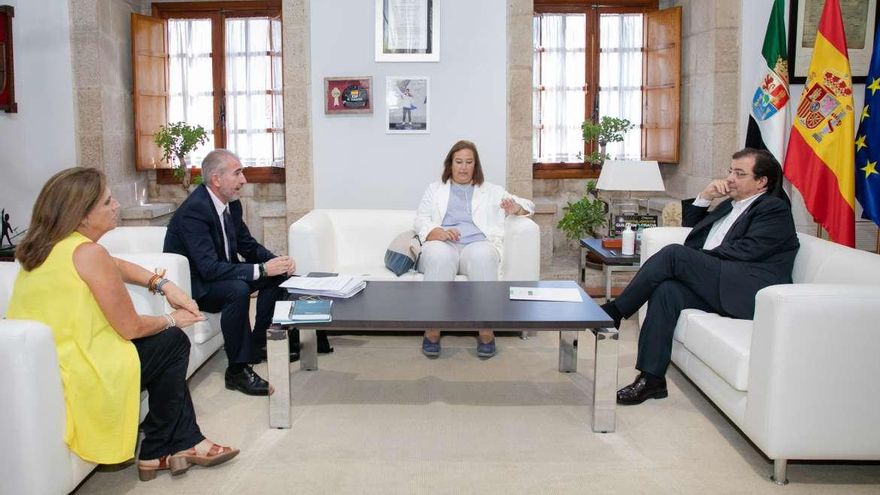 Vara se compromete a impulsar Ley de Víctimas del Terrorismo, según la AVT