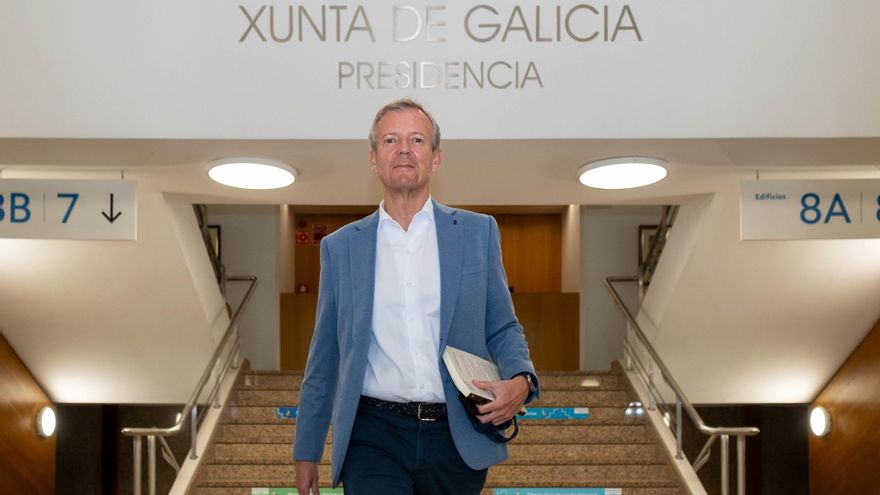 Archivo - El presidente de la Xunta de Galicia y del PP de Galicia, Alfonso Rueda, ante la puerta de su despacho.