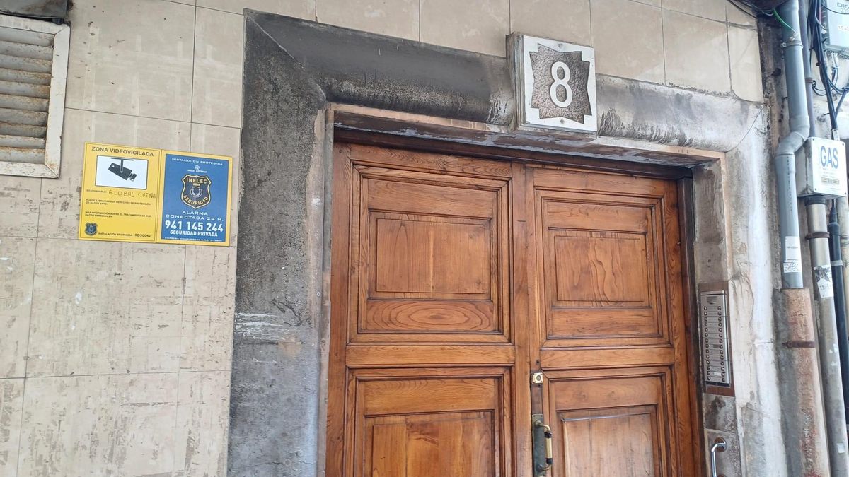 Portal del edificio desalojado.