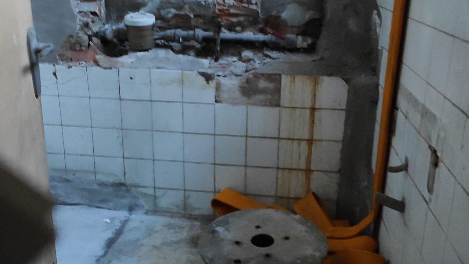 Tuberías al descubierto y mangueras para el achique de agua en la planta-sótano del Ayuntamiento de Santander.