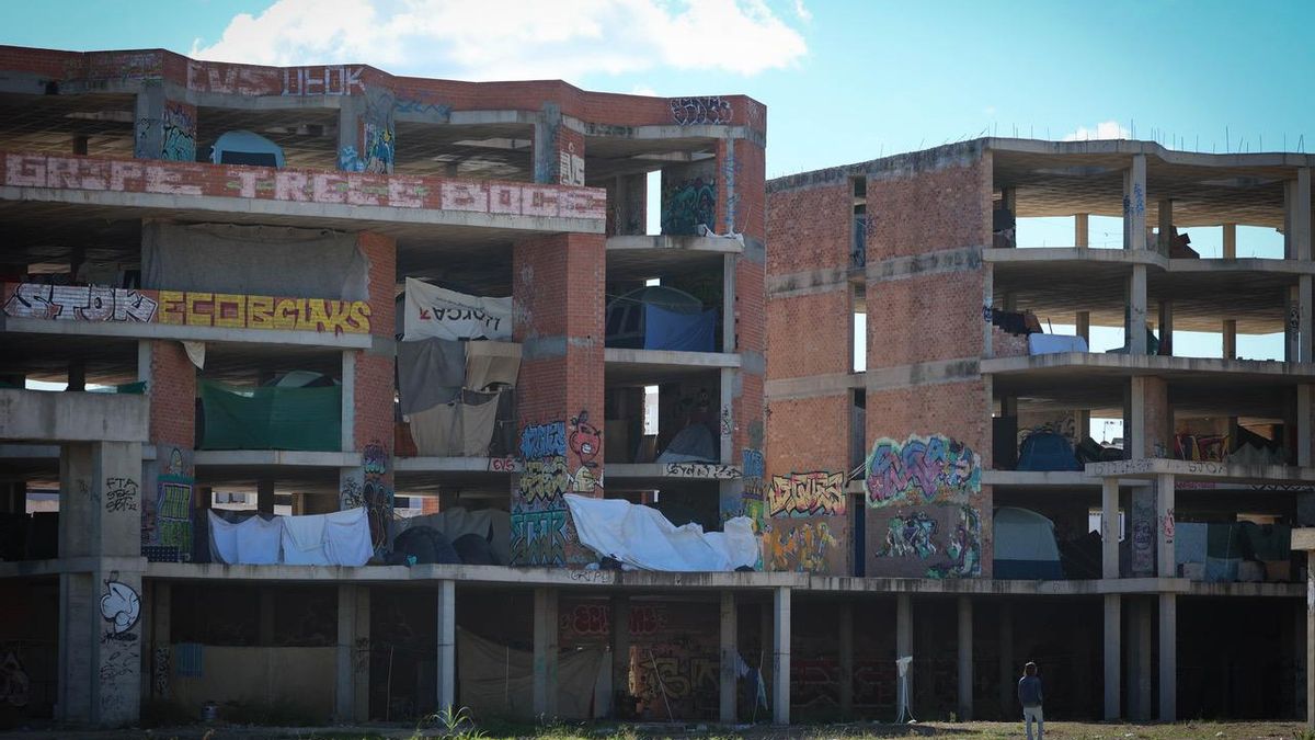 Las plantas del edificio se han llenado de tiendas de campaña: bajo el plástico malviven trabajadores de la industria turística.