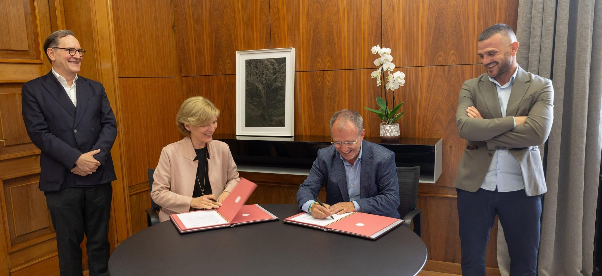 Firma del convenio en la Universidad de Navarra.