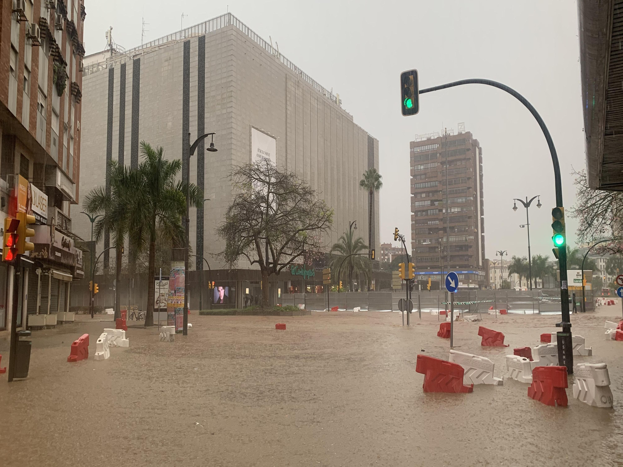 Acumulación de agua en Málaga, en una de las principales avenidas de la ciudad.