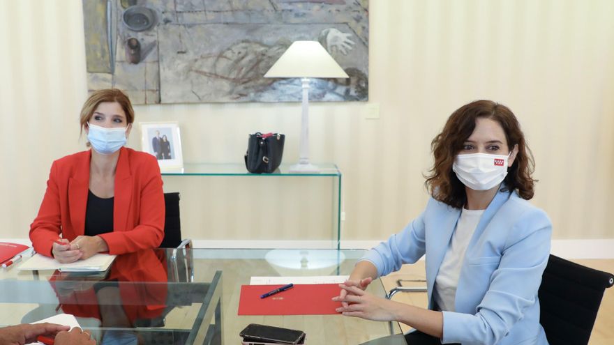 La presidenta de la Comunidad de Madrid, Isabel Díaz Ayuso (d), se reúne con la portavoz del PSOE en la Asamblea, Hana Jalloul (i), en la Real Casa de Correos.