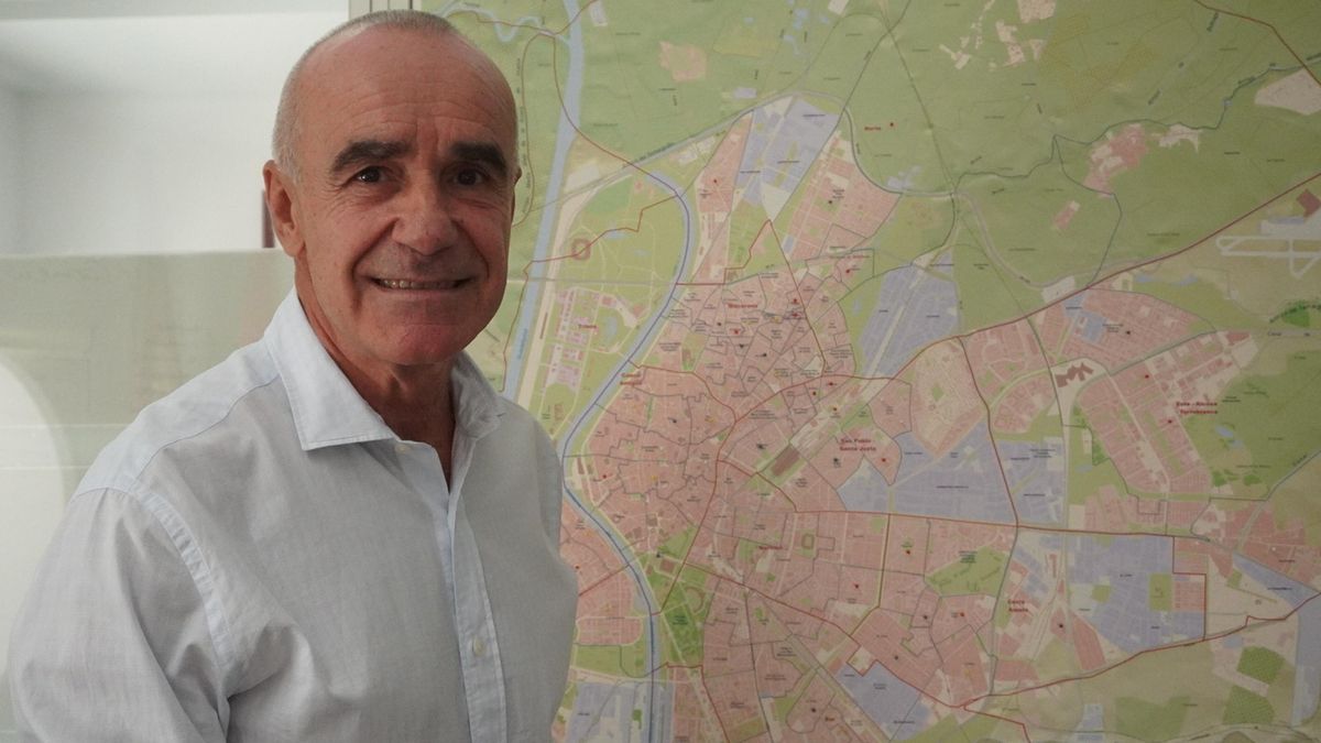 Antonio Muñoz, en su despacho ante un plano de Sevilla.