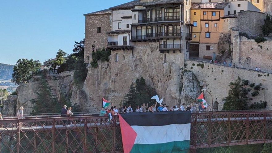 Despliegan una gran bandera palestina en el puente de San Pablo de Cuenca