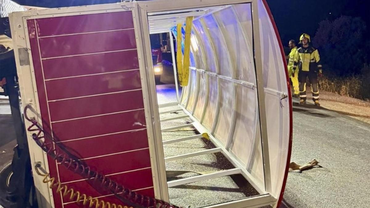 Dieciocho heridos al volcar un tren turístico en el pueblo malagueño de Cártama