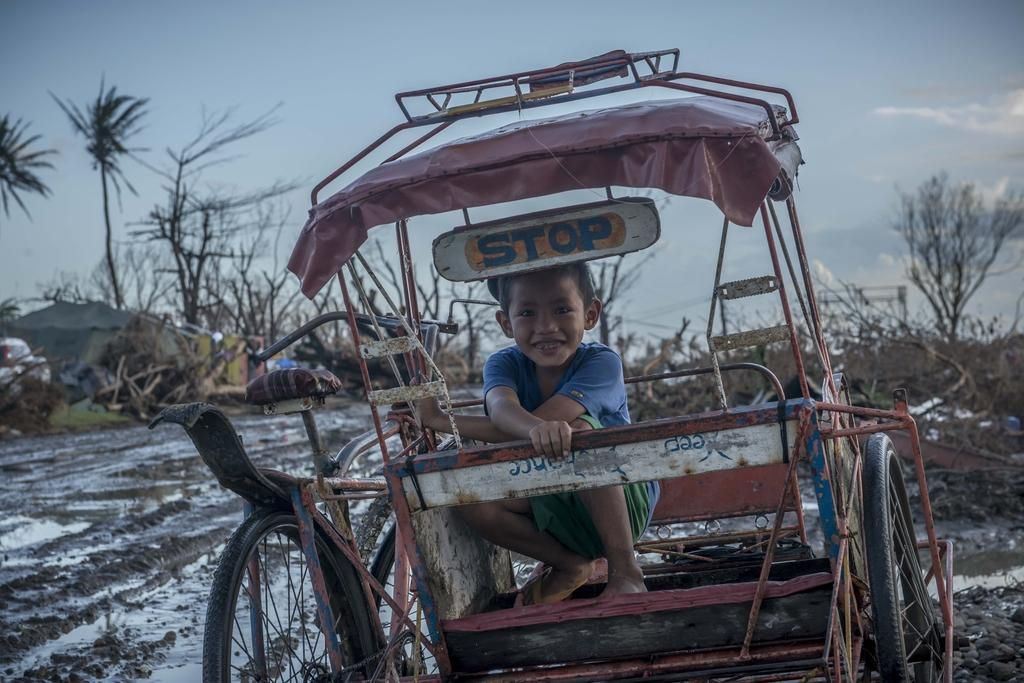 Ciudad de Tacloban, isla de Leyte. Pese a la destrucción que dejó a su paso el tifón, poco a poco la gente intenta volver a la normalidad, “La solidaridad aquí está en todas partes. La gente comparte lo poco que tiene. Los niños juegan continuamente con lo que encuentran. Siempre me sorprende que consigan seguir siendo niños, incluso en situaciones tan apocalípticas como las de ahora”, comenta Yann Libessart. © Yann Libessart/MSF