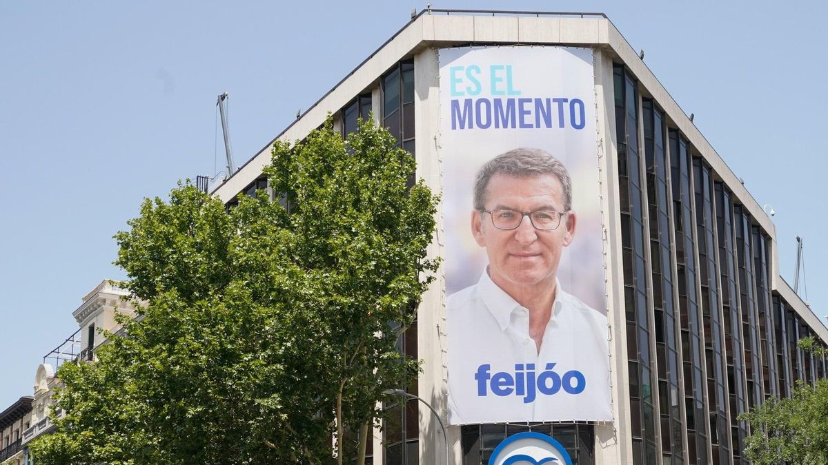 El PP despliega una lona con el lema de campaña para el 23J: "Es el momento".