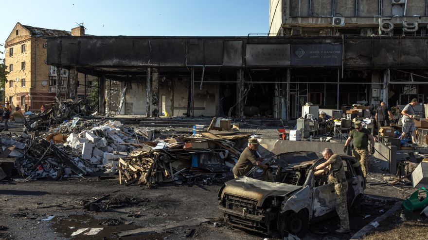 Militares ucranianos limpian el área de coches quemados en el sitio del ataque con misiles rusos en Vinnytsia, centro-oeste de Ucrania, el 14 de julio de 2022. Al menos 23 personas, entre ellas tres niños, murieron y más de 100 resultaron heridas como consecuencia de los ataques con misiles rusos en la ciudad de Vinnytsia. EFE/EPA/PILIPEY ROMANA